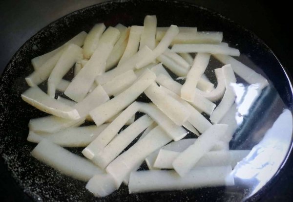 减肥吃什么可以通便清肠-青椒炒魔芋的做法5