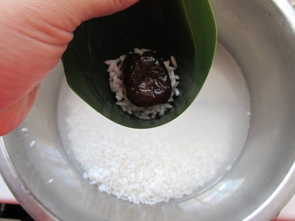 蜜枣粽子煮多长时间能煮熟-四角粽的包法步骤8