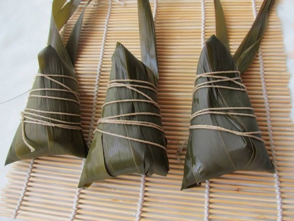 蜜枣粽子煮多长时间能煮熟-四角粽的包法步骤14