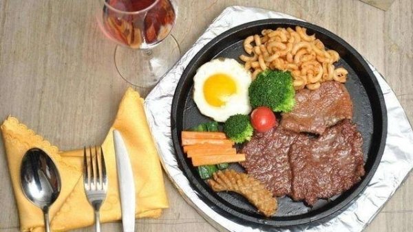 吃牛排的时候为什么有个鸡蛋-吃牛排时鸡蛋是干嘛的2