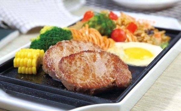 吃牛排的时候为什么有个鸡蛋-吃牛排时鸡蛋是干嘛的3